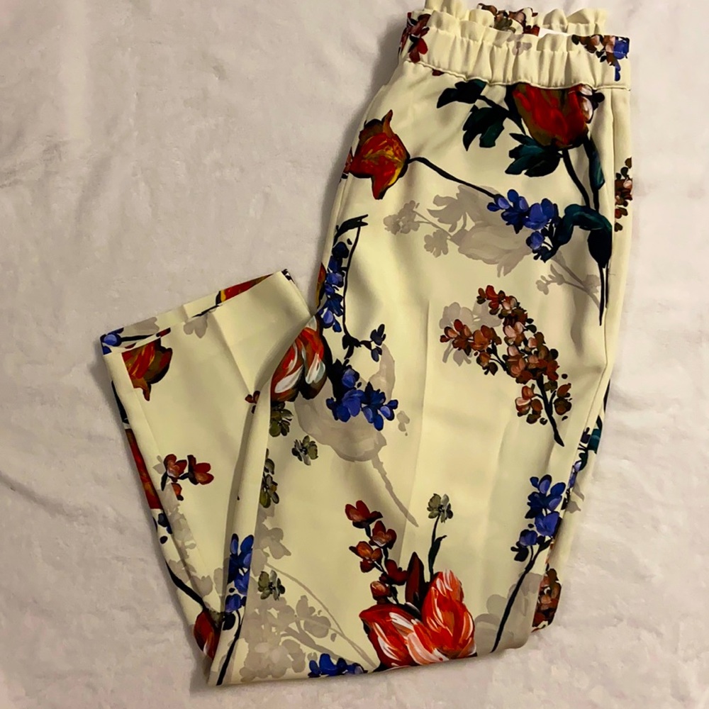 💐NWT💐Gorgeous cream pants with floral pattern